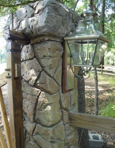 столб ворот и фонарь1.jpg